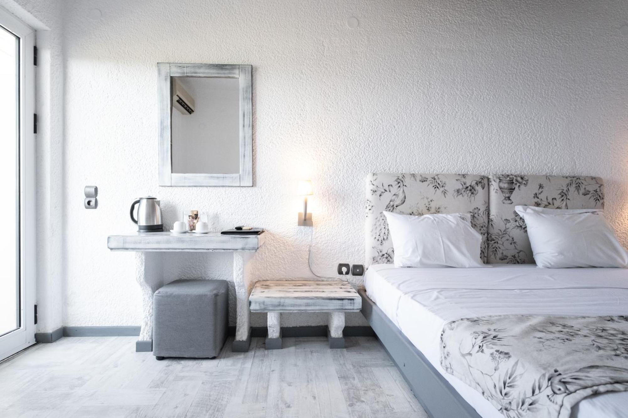 Long Beach Hotel & Resort Longos  Buitenkant foto
